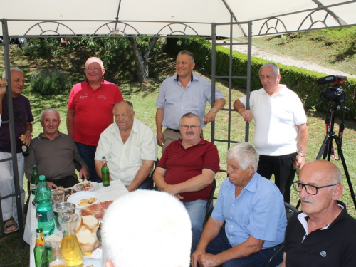 FOTO/VIDEO: U Podboru svečano blagoslovljen Gospin kip