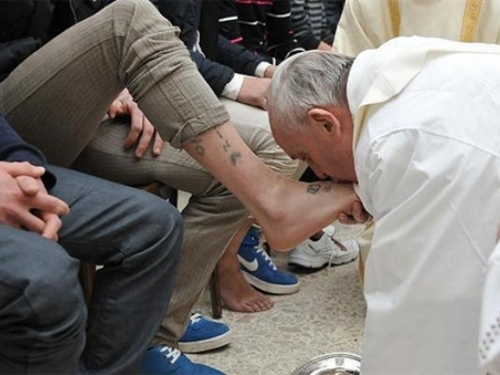 Na Veliki četvrtak Papa će prati noge izbjeglicama