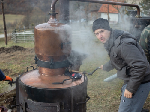 FOTO: Sezona je pečenja rakije na Orašcu – ''Veseli stroj'' radi punom parom