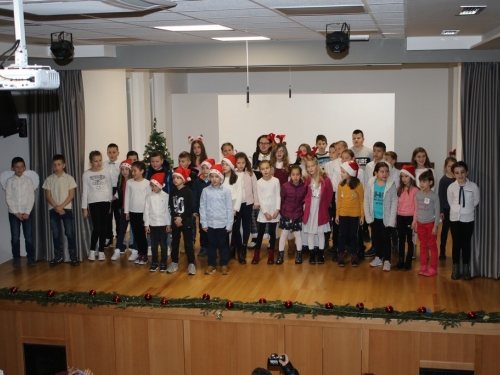 FOTO: Božićna priredba Osnovne škole u Rumbocima