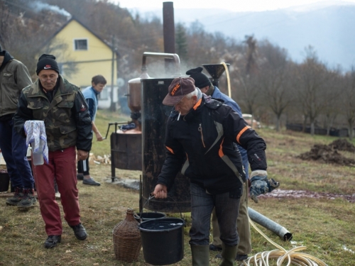 FOTO: Sezona je pečenja rakije na Orašcu – ''Veseli stroj'' radi punom parom