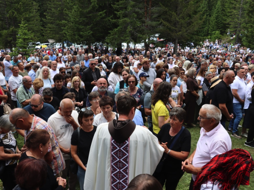 FOTO/VIDEO: Tisuće hodočasnika okupilo se na Kedžari u spomen na Divu Grabovčevu