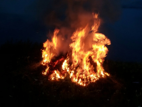 FOTO: Paljenjem svitnjaka Rama dočekuje sv. Ivu