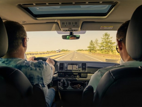 HNŽ: U automobilu mogu biti SAMO vozač i još jedna osoba