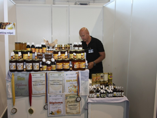FOTO: Otvoren 16. sajam ''Dani šljive Prozor - Rama 2023.''