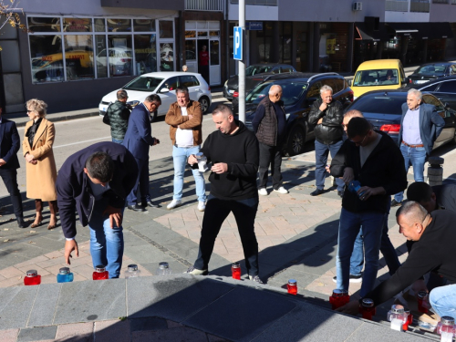 FOTO: Svi sveti - U Prozoru zapaljene svijeće za poginule i preminule branitelje