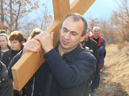 FOTO: Vlč. Stipo Knežević predvodio križni put na Uzdolu