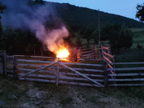 FOTO: Paljenjem svitnjaka Rama dočekuje sv. Ivu