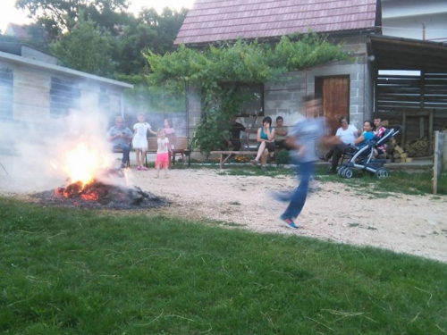 FOTO: Paljenjem svitnjaka Rama dočekuje sv. Ivu