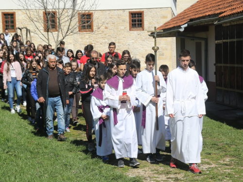 FOTO/VIDEO: Nadbiskupijski križni put mladih na Šćitu