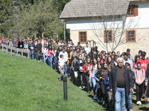 FOTO/VIDEO: Nadbiskupijski križni put mladih na Šćitu