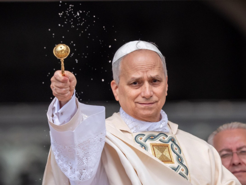 Donio mir pa udario na korupciju: Papa Lav pred 120.000 vjernika prozvao tiraniju i pljačku Afrike