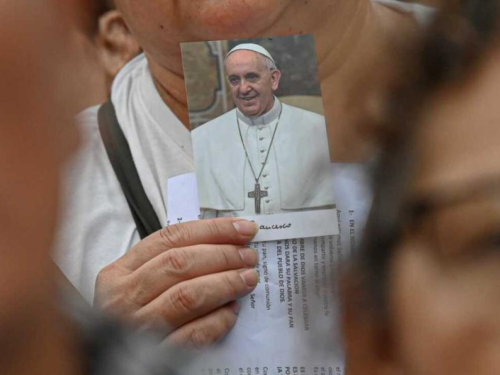 Papa poručio da mu molitve i poruke vjernika pružaju potporu i osnažuju ga