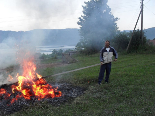 FOTO: Paljenjem svitnjaka Rama dočekuje sv. Ivu