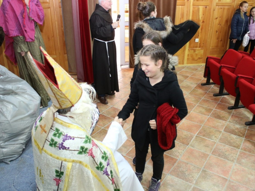 FOTO: Sv. Nikola i ove godine razveselio djecu u župi Rama Šćit