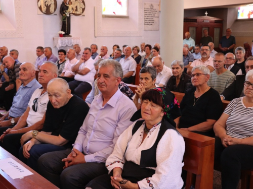 FOTO: Zlatna misa mons. Ante Meštrovića i Dan posvete crkve i duhovnih zvanja u župi Prozor