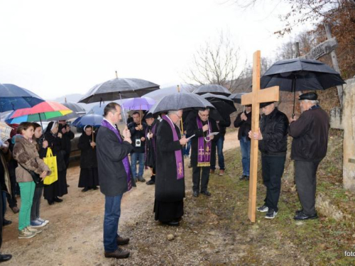 FOTO: Mons. dr. Pero Sudar predvodio misu i Križni put na Uzdolu