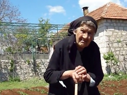 Baka Iva iz Posušja s 95 godina živi po geslu 'Radi, moli, voli'