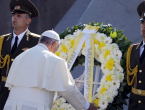 Papa Franjo položio vijenac i pomolio se za žrtve genocida