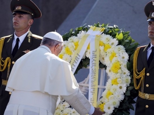 Papa Franjo položio vijenac i pomolio se za žrtve genocida