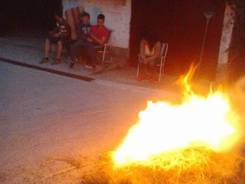 FOTO: Paljenjem svitnjaka Rama dočekuje sv. Ivu