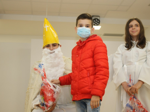 FOTO: Sv. Nikola razveselio mališane u Rumbocima