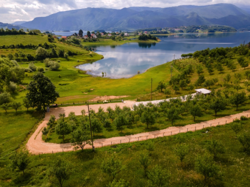 Dobrodošli u kamp ''Oaza mira'' - Vaša Oaza na obali prekrasnog Ramskog jezera!