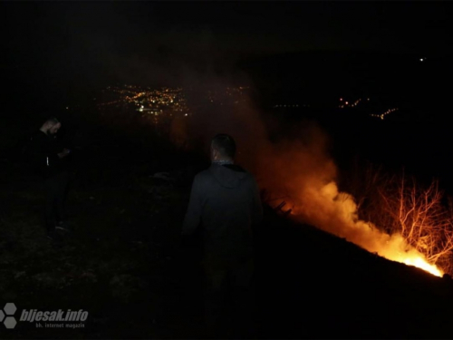 Spriječena katastrofa: Gorjelo iznad Mostara, vatra došla do vjetrenjača