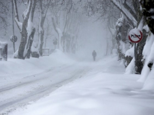 Zbog gustog snijega odsječena skijališta u Europi, rizik od lavina na predzadnjem stupnju