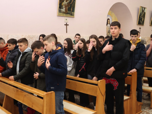 FOTO: Križni put mladih Fojničkog arhiđakonata u župi Rama-Šćit