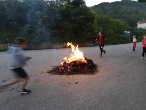 FOTO: Paljenjem svitnjaka Rama dočekuje sv. Ivu