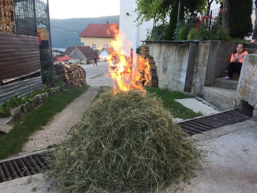 FOTO: Paljenjem svitnjaka Rama dočekuje sv. Ivu