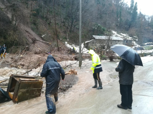 FOTO: Mještani Lovnice (Gračac) bore se s vodenim bujicama i klizištima