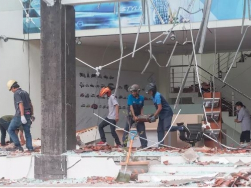 Deseci mrtvih, stotine ranjenih u potresu na turističkom otoku