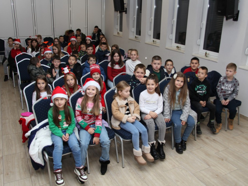 FOTO: Sveti Nikola razveselio najmlađe u župi Rumboci