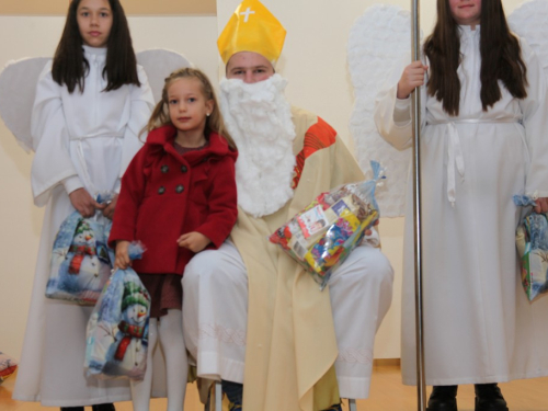 FOTO: Sveti Nikola razveselio najmlađe u župi Rumboci