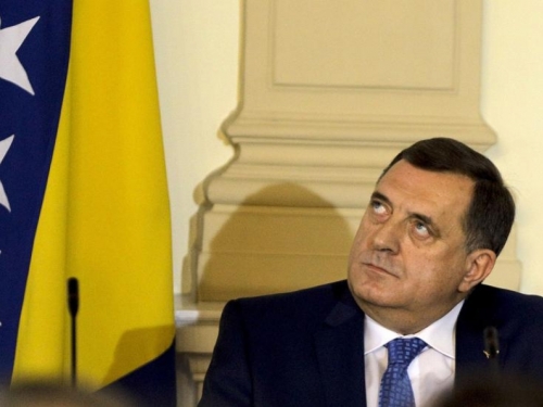 Propao sastanak o vlasti zbog Dodika i zastave