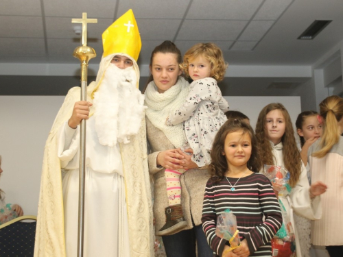 ​FOTO: Sv. Nikola razveselio mališane u Rumbocima