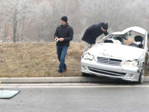 Tuzla: Poginuo u blizini kuće, liječnici spašavaju dvije osobe