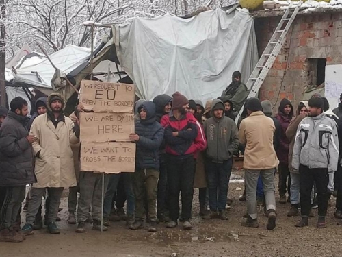 Migranti i izbjeglice na Vučjaku odbijaju hranu