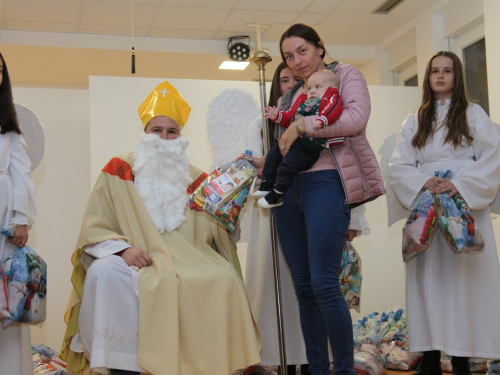 FOTO: Sveti Nikola razveselio najmlađe u župi Rumboci