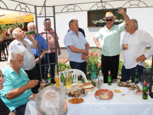 FOTO/VIDEO: U Podboru svečano blagoslovljen Gospin kip