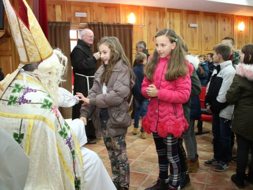 FOTO: Sv. Nikola i ove godine razveselio djecu u župi Rama Šćit