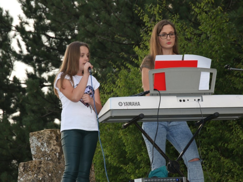 FOTO: Održana 10. kulturna večer na brdu Gračac u Podboru