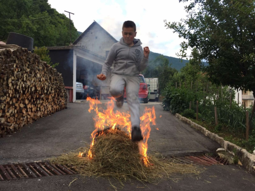 FOTO: Paljenjem svitnjaka Rama dočekuje sv. Ivu