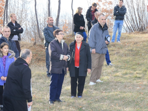 FOTO: Vlč. Stipo Knežević predvodio križni put na Uzdolu