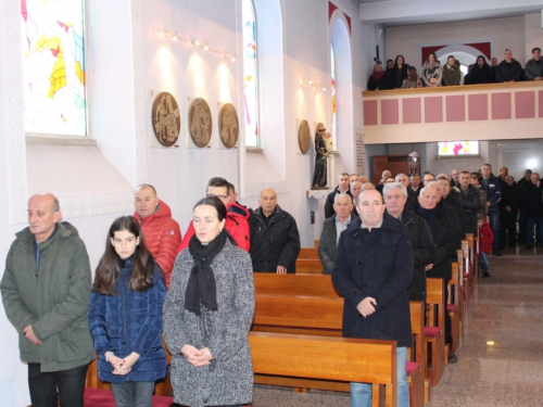 FOTO: U Prozoru svečano otvoren Božićni sajam