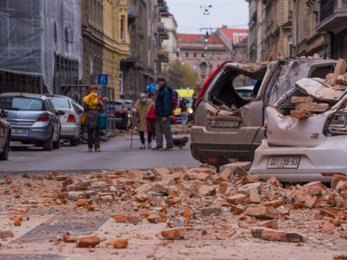 FOTO/VIDEO: Strašan potres u Zagrebu: Rušili se zidovi, dijelovi bez struje, otpao vrh katedrale