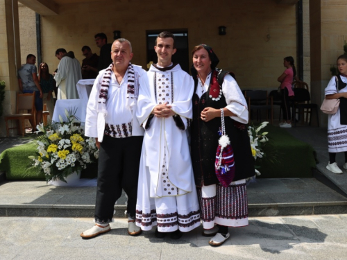 FOTO: Na Šćitu svečano proslavljena Velika Gospa i Mlada misa fra Mile Belje