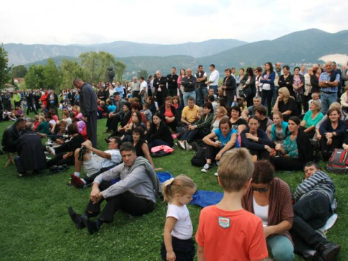 FOTO: Više tisuća vjernika na misi "Uočnici" na Šćitu